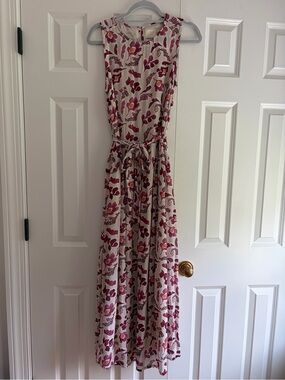 Sleeveless Floral Tie-Waist Maxi Dress in Cream with Pink Floral Print